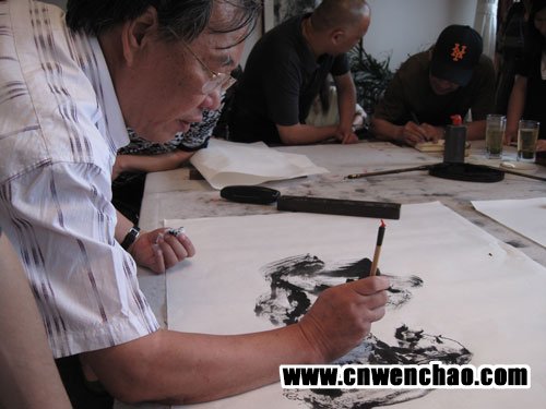 南宁市美协副主席韦智仁现场挥笔作画