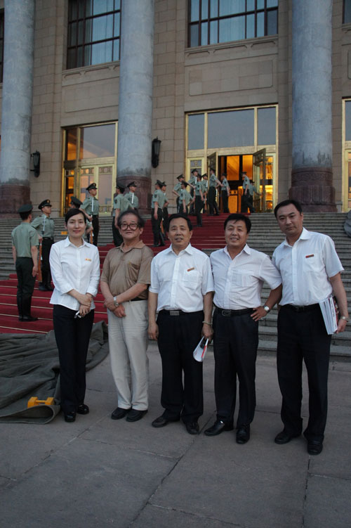 《艺术天成》总编辑杨文超与著名画家曹明冉和人民大会堂管理局办公室副主任龙叶凤及李景祥在人民大会堂门前合影