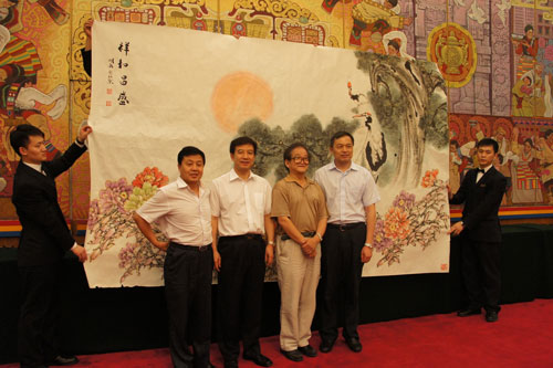杨文超与著名画家曹明冉及人民大会堂管理局局长刘水生等人在捐画现场合影