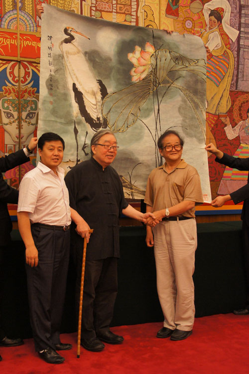 杨文超与著名画家袁运甫和曹明冉在捐画现场合影