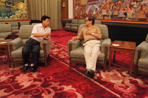 总编辑杨文超与曹明冉在人民大会堂宴会厅交谈