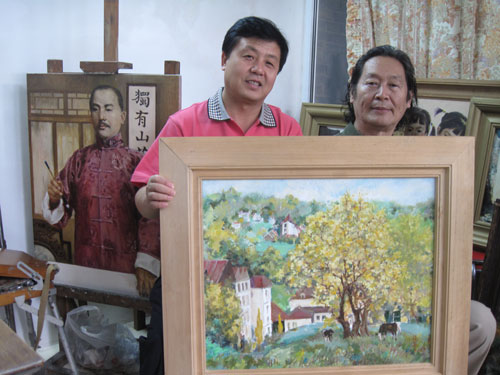 韩老师赠送《艺术天成》杂志社作品并与总编辑合影