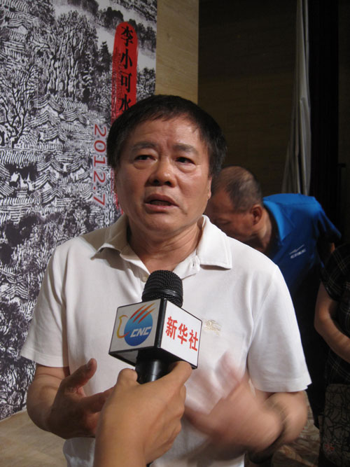 著名画家李小可接受记者采访