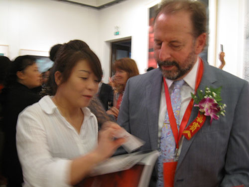 八荒通神开幕式-《艺术天成》杂志社记者杨文娟与外国友人交谈