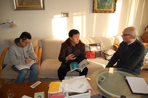 《艺术天成》总编杨文超与邵老师商讨杂志内容