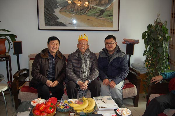 总编杨文超、主编杨洋与王琦老先生合影