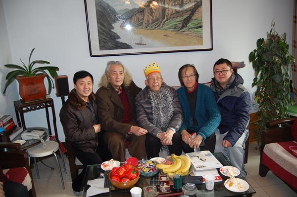 总编杨文超、主编杨洋和王琦老先生、王仲先生、王玮先生合影
