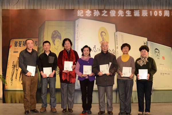 《武训画传合集》的作者后人们同学苑出版社孟白社长合影留念（从左至右孟白、李刚、孙燕华、赵青、段志钧、郭平英、陶峥）