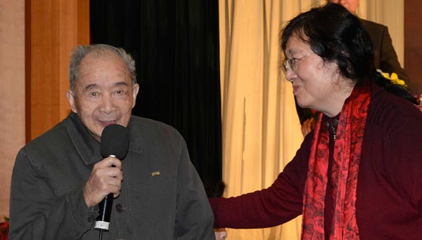 中共中央党校92岁的教授李公天在会议上发言