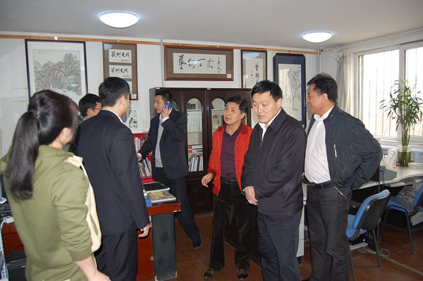 总编杨文超带领大家参观《艺术天成》编辑部