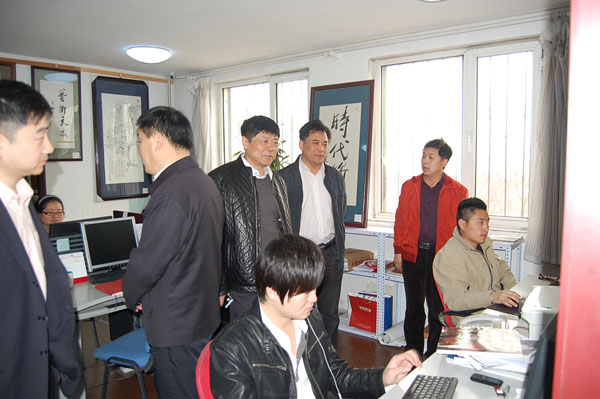 总编杨文超带领大家参观《艺术天成》编辑部