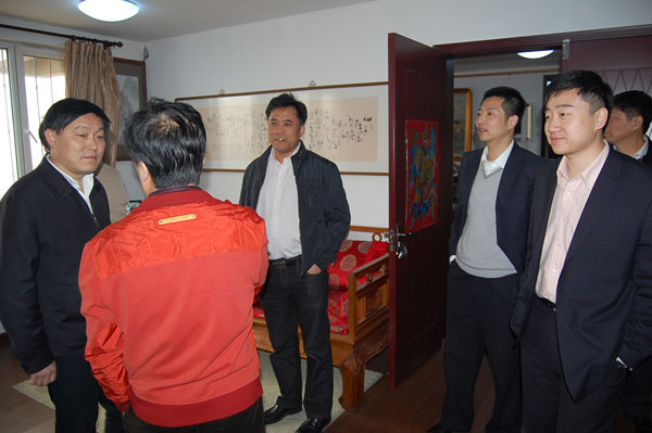 总编杨文超带领大家参观公司