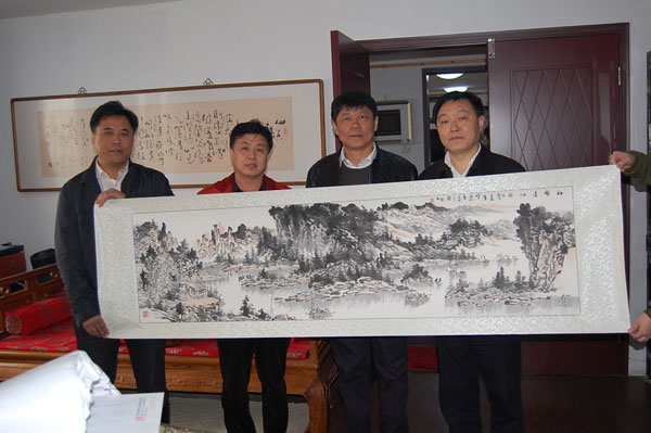 总编杨文超（左二）与京乐坊董事长阎立耕（左一）、天通苑经理田再琦（右二）、湖口县副县长黄祖缘（右一）合影