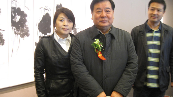 展览嘉宾主持赵炎与《艺术天成》工作人员合影