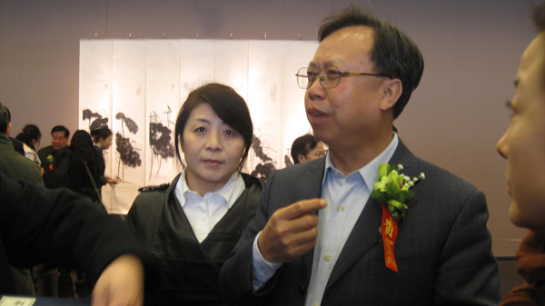 中央数字电视台书画频道董事会主席王平与《艺术天成》工作人员合影