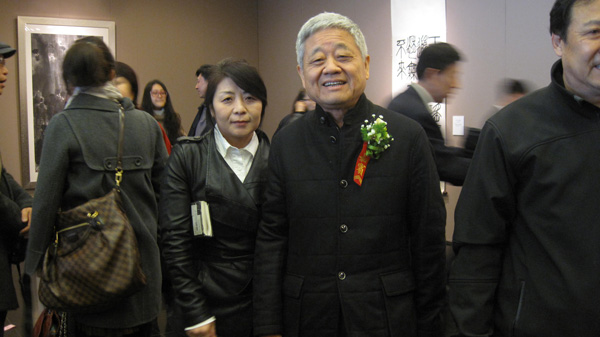 书法家胡抗美与《艺术天成》工作人员合影