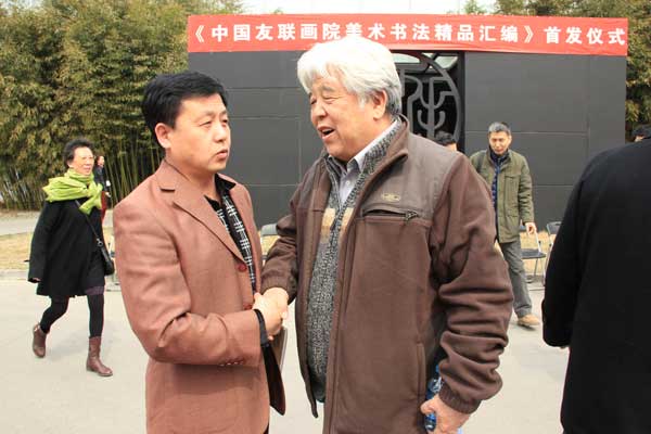 《艺术天成》总编杨文超与国家一级美术师马振声亲切交谈