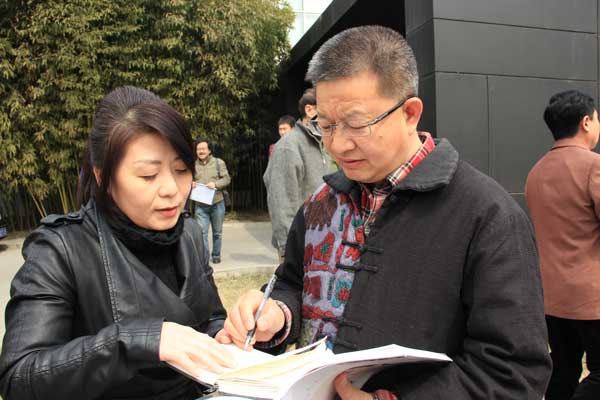 中国国家画院副院长曾来德与《艺术天成》工作人员杨文娟合影