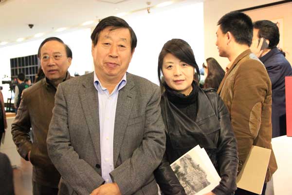 中国美术家协会主席刘大为与《艺术天成》工作人员杨文娟合影
