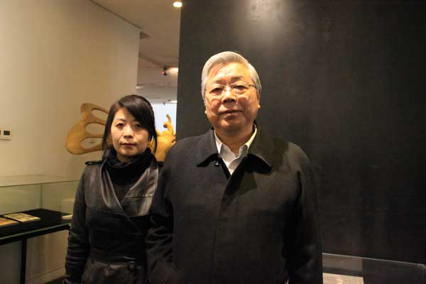 中国美术家协会分党组成员、副秘书长李荣海与艺术天成工作人员杨文娟合影