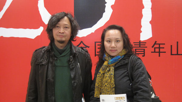 本刊通联部主任宁文艳与青年画家何家林合影