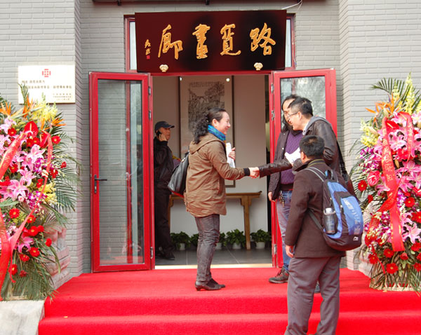 著名画家南海岩与《艺术天成》通联部主任宁文艳亲切交谈