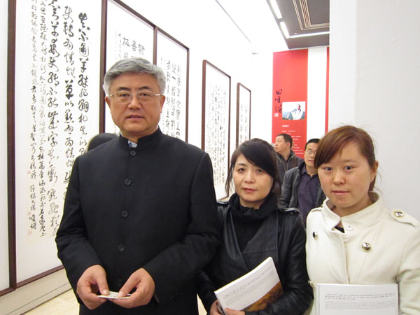 中国书协分党组书记赵长青与艺术天成工作人员合影