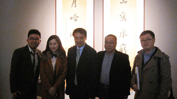 王加（左一）、王明明（中）与主编杨洋（右）合影