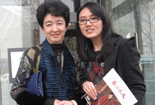 王明明夫人童女士与《艺术天成》记者王奕涵