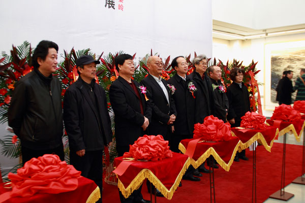 领导、嘉宾为画展开幕式剪彩
