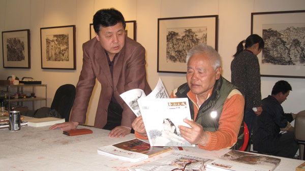 李小可认真阅览本刊
