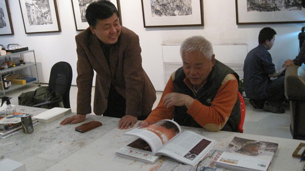 总编杨文超与李可染艺术基金会副理事长，黄山书画院院长李小可研讨杂志上相关内容