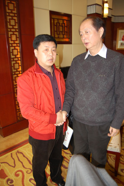 中国音乐家协会主席赵季平与《艺术天成》杂志总编杨文超交流