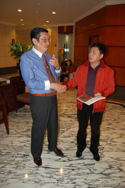 泰中艺术家联合会会长泰中文化艺术交流中心董事局主席蔡義批与《艺术天成》杂志社总编杨文超交流