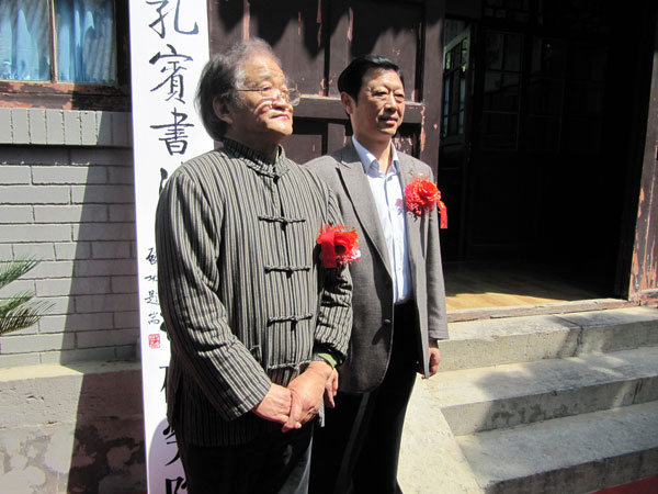 菏泽市政协主席刘勇（右）和中国著名书画家曹明冉（左）一同为谢孔宾书法艺术研究院揭牌