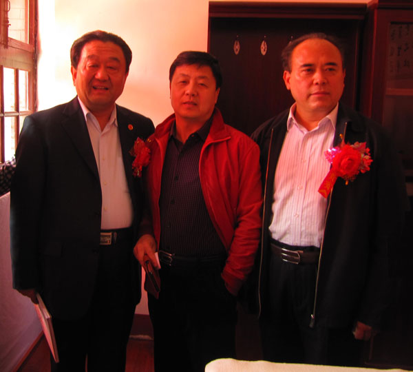 山东菏泽学院党委书记（左一）、《艺术天成》杂志社总编杨文超（中）、丁志刚（右一）合影