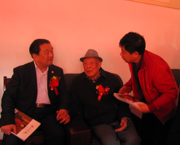 中国著名书画家谢孔宾（中间）