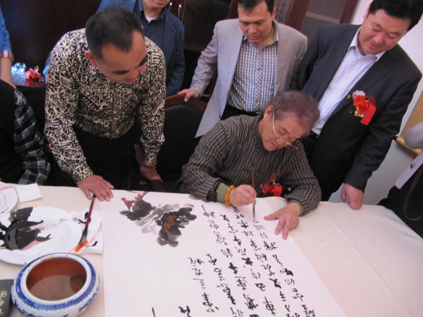 中国著名书画家曹明冉现场作画