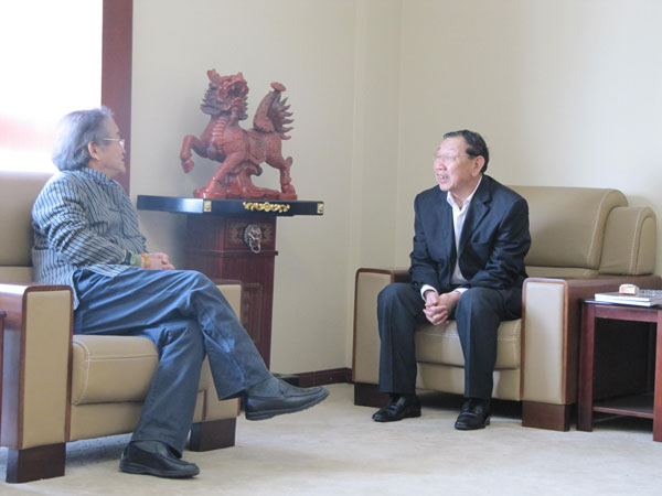山东尚舜化工有限公司董事长徐承秋与书画家曹明冉交谈