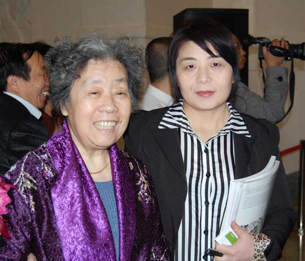 林庆萍与《艺术天成》工作人员杨文娟合影（于展览现场）