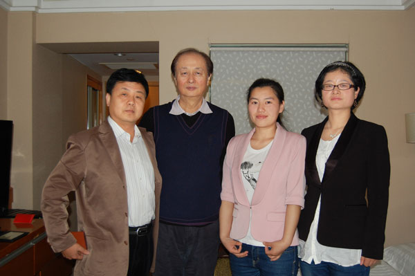 《艺术天成》杂志总编杨文超（左一）、赵季平（左二）、记者王建桥（右二）、编辑赵小丽（右一）合影