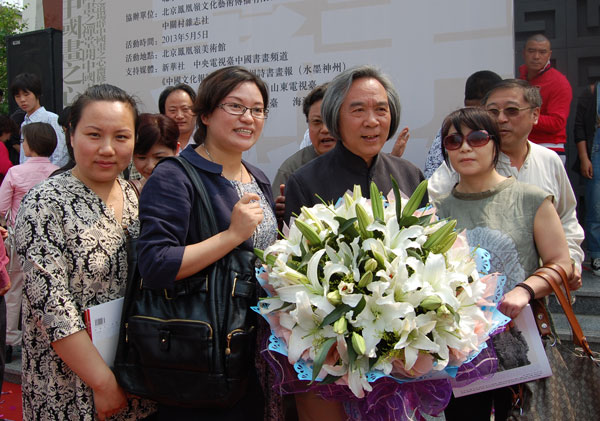 霍春陽与《艺术天成》杂志记者合影