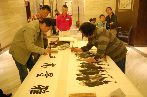 李洪智（左）、李恒才（右）现场作画