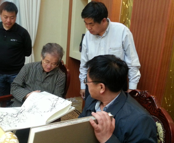 单县常委宣传部长郝永言（右一）与著名画家曹明冉（左二）
