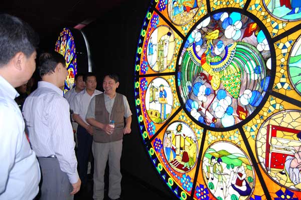姜国芳介绍其子姜川的大玻璃画