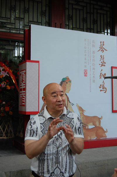 范扬接受记者采访