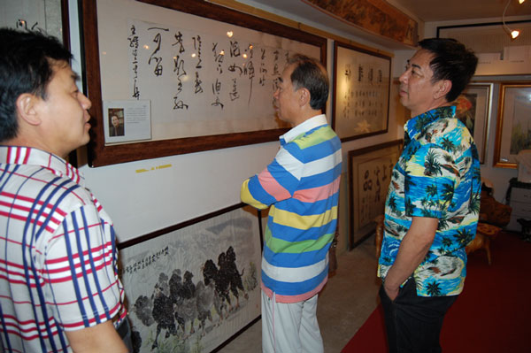 总编杨文超陪同艺术家参观大C画展
