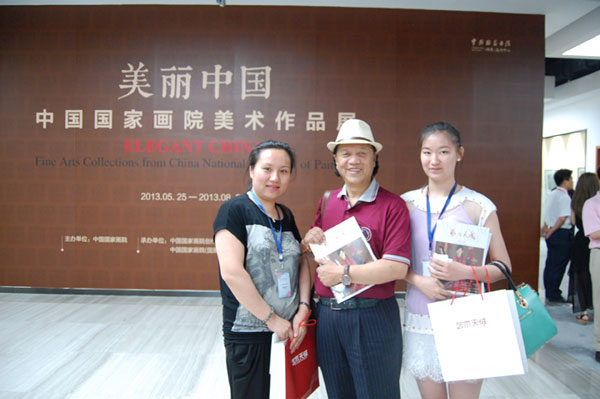 著名艺术家尼玛泽仁与《艺术天成》记者合影