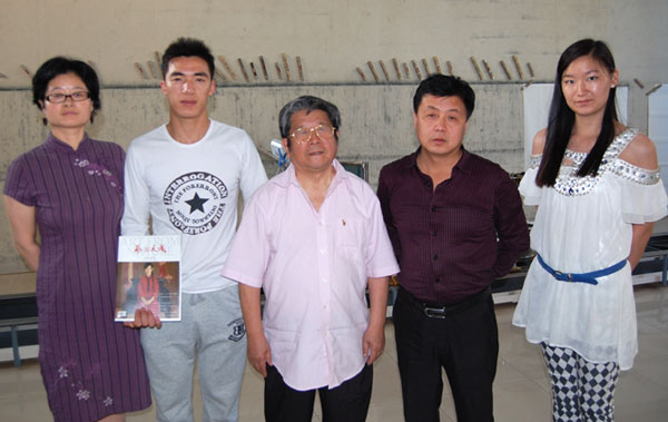 于志学和《艺术天成》总编辑杨文超、记者方冰、程兵、编辑赵小丽合影