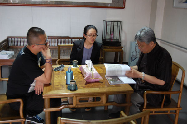 编辑部成员与书法家孟繁禧交流刊物制作